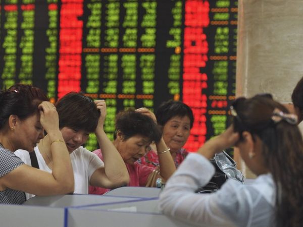 Investidores reagem  queda das aes na Bolsa chinesa, em Fuyang, provncia de Anhui, nesta tera-feira, em mais um dia de queda no mercado chins