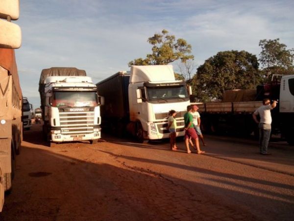 Manifesto bloqueia rodovias em sete pontos de Mato Grosso