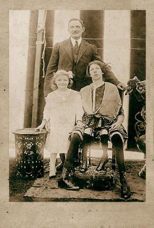 Josephine com o marido e uma das filhas.