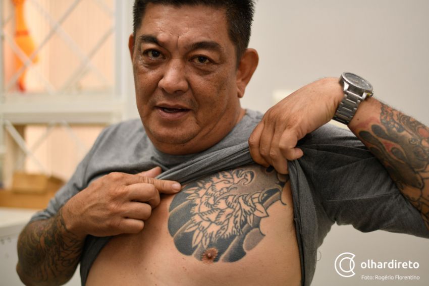 Massao exibe tatuagem feita por mestre