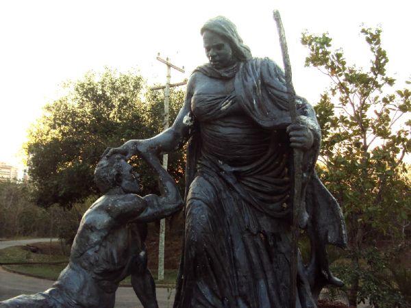 Mãe Bonifácia guiava os escravos pelo córrego, curava as dores com o coração, se imortalizou em estátua e virou lenda