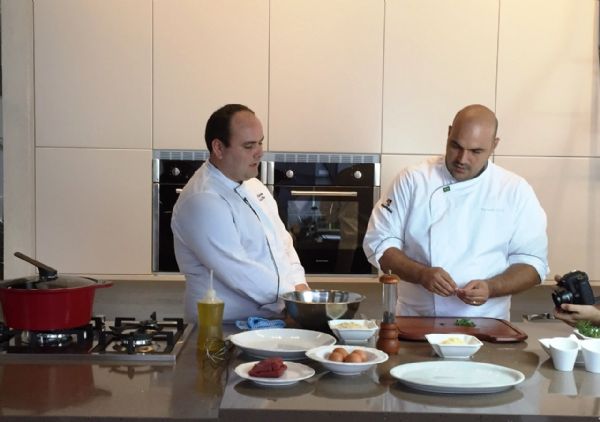 Chefs de Cuiab ensinam receita especial de fil  parmegiana em canal de culinria no youtube