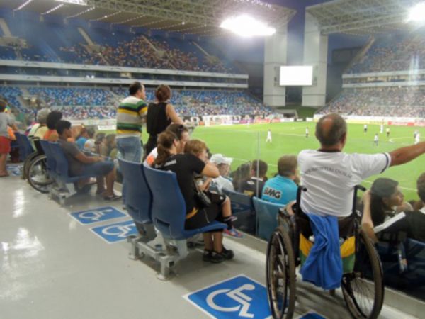 Acompanhantes de pessoas com deficincia tero ingressos grtis em jogo do Vasco