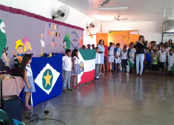 Escola Municipal traz o clima da Copa do Mundo para estudantes e comunidade;  fotos 