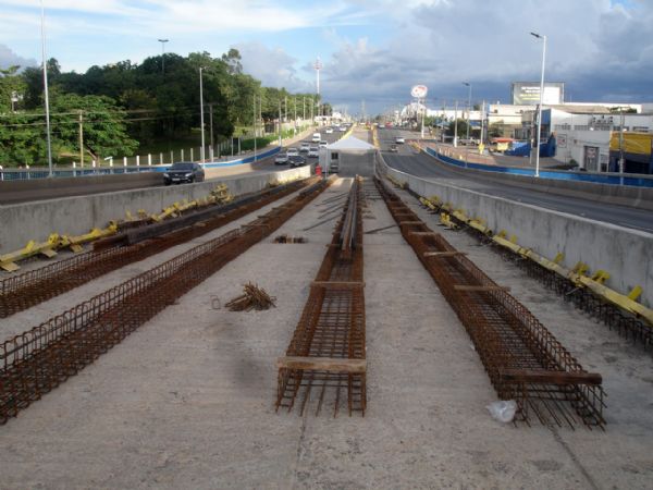 Primeiros 70 metros de trilhos já estão sendo assentados no viaduto da UFMT