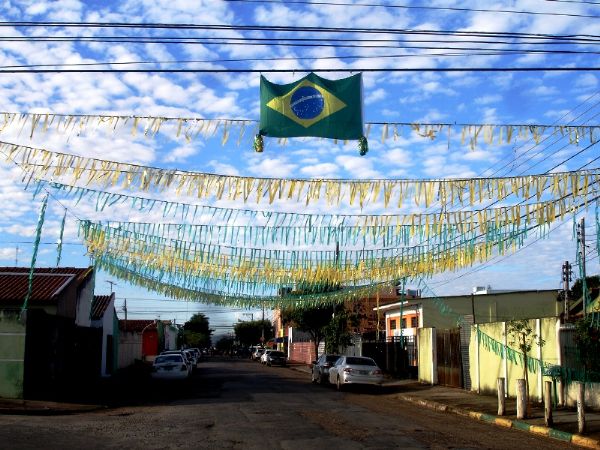 Entrando no clima da Copa, moradores enfeitam ruas em verde e amarelo;  fotos 