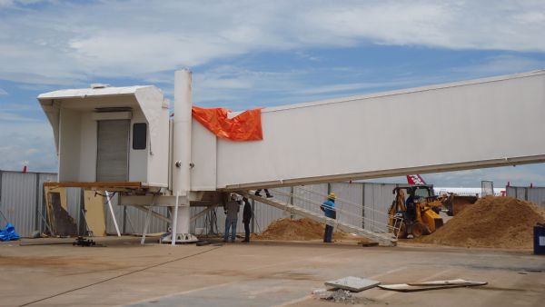 Duas pontes de embarque so instaladas no aeroporto Marechal Rondon; fotos 