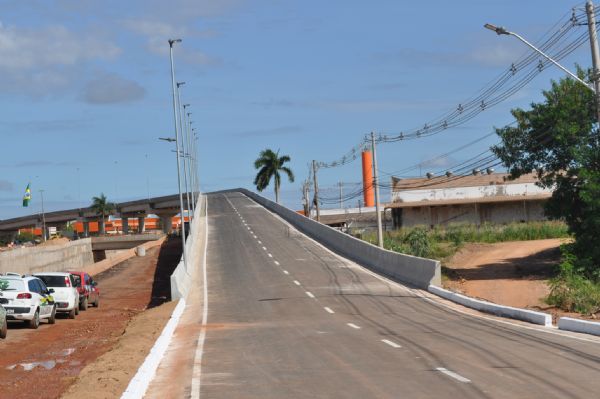 O governador Silval Barbosa ergue rplica da 'Taa Fifa' aps entrega do viaduto do Tijucal