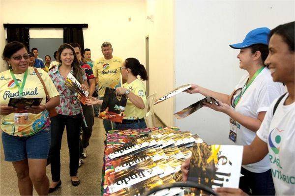 Voluntrios visitam pontos tursticos de Cuiab para a Copa; fotos