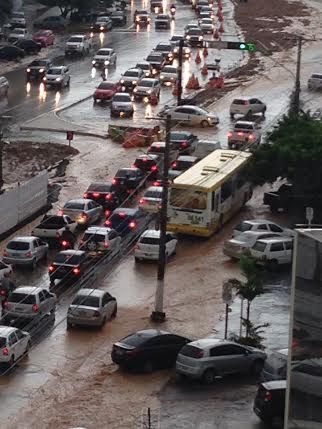 Avenida do CPA vira 'lamaal' aps chuva e terraplenagem do VLT vai por gua abaixo;  fotos 