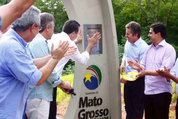 Momento da inaugurao da ponte Eucaliptos sobre o Rio Coxip, no Jardim das Palmeiras, nesta quinta-feira