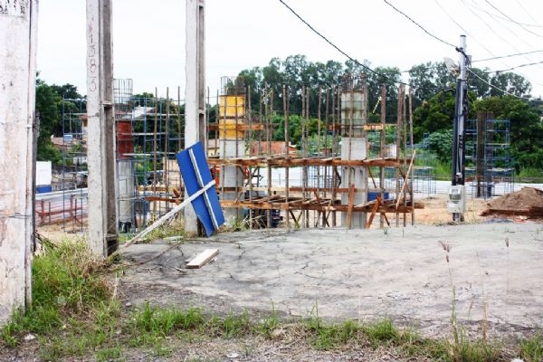 Construo do viaduto Dom Orlando Chaves, em Vrzea Grande: polmica em desapropriao