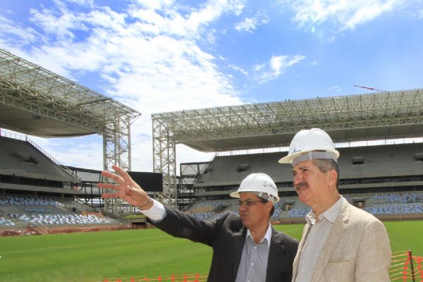 Ministro Aldo Rebelo (d) acompanhado do secretrio Maurcio Guimares observa a Arena Pantanal