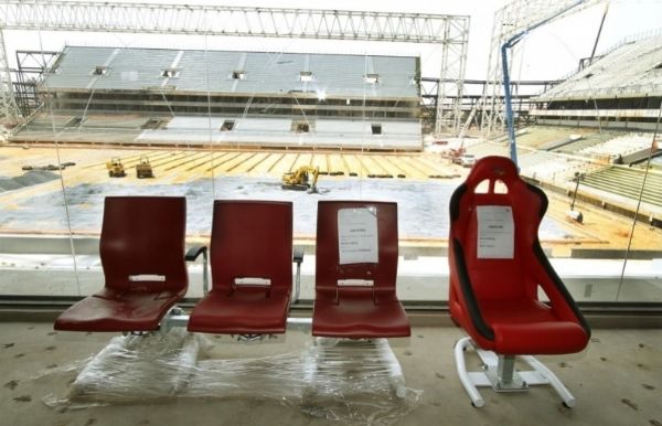 Cadeiras do mostrurio da Kango que sero instaladas na Arena Pantanal