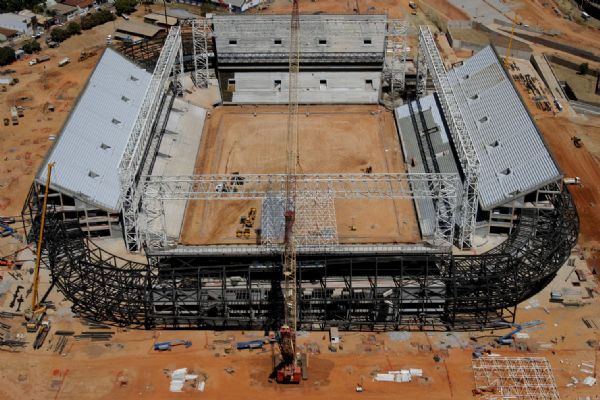 Arena Pantanal j recebe estrutura para acomodar o telhado