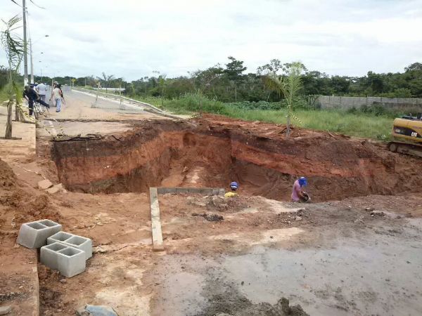 Aps afundamento, construtora refaz trecho de avenida; Secopa nega desmoronamento  (fotos) 