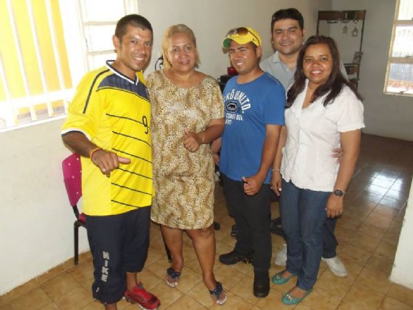 Colombiano recebe ajuda de famlia cuiabana e deve voltar para casa nesta quarta;  fotos