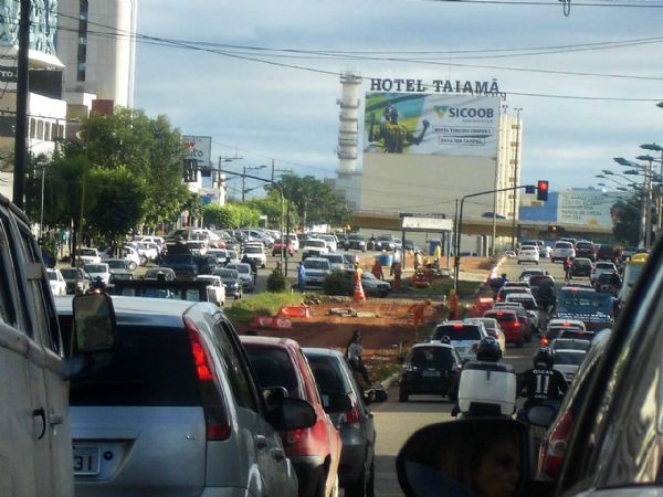 Tapumes cercando o caminho do VLT j foram retirados da avenida do CPA