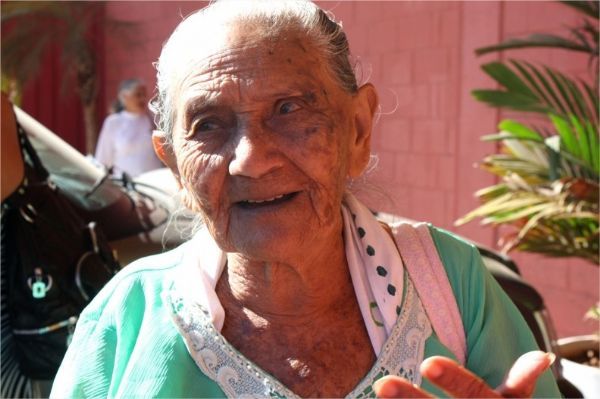 Vou participar sim, como voluntria, disse dona Evergnia, de 103 anos