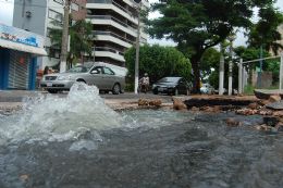 Obra desastrosa da prefeitura de Cuiabá gera desperdício de água