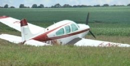 Monomotor vinha de uma fazenda da região Sul e quando o piloto foi pousar, a aeronave saiu cerca de 50 metros do eixo central da pista.
