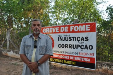 O produtor rural Clayton Arantes esté em greve de fome em protesto contra o juiz Paulo Martini.