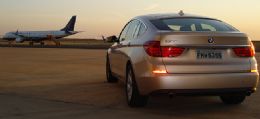 Aceleramos o BMW Série 5 em uma pista de avião