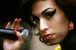 Família de Amy Winehouse diz que ela morreu por abstinência de álcool