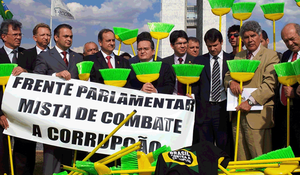 Taques varre rampa do Congresso em ato contra a corrupção no Brasil