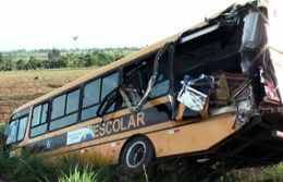 Ônibus escolar com 12 alunos cruza rodovia e acaba atingido por carreta