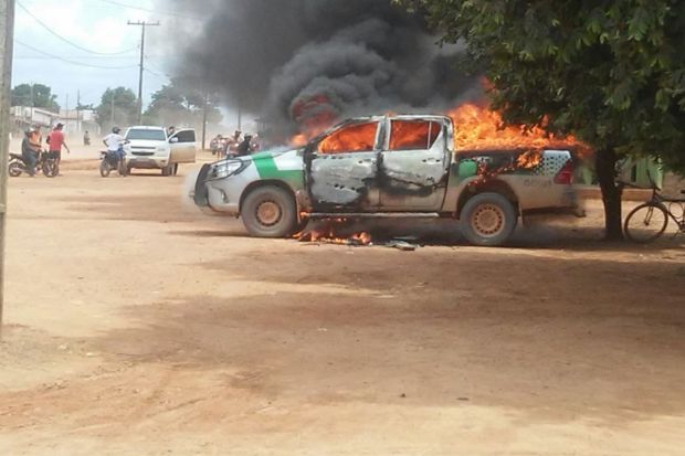 Caminhonete do Ibama é incendiada por madeireiros durante operação