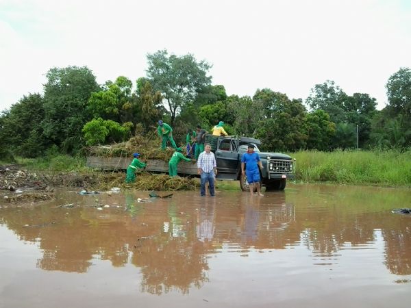Caminhões da prefeitura são flagrados jogando lixo nas margens do rio Cuiabá; fotos