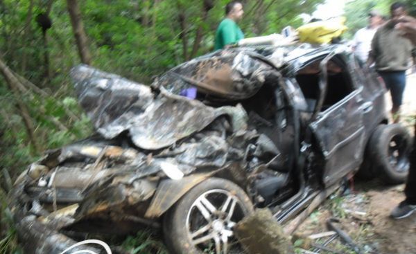 Chevrolet Celta ficou totalmente destruído depois de ser atingido por caminhão caçamba em uma curva na na Serra Tapirapuã