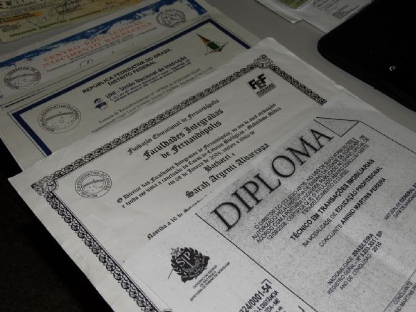 Resultado de imagem para Diplomas falso