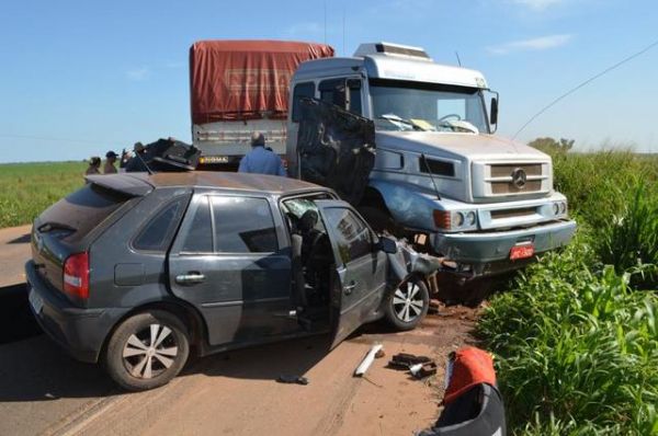 Acidente entre carro de passeio e carreta mata um e fere dois em Mato Grosso  (veja Fotos)