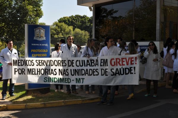 Médicos de Cuiabá fazem paralisação e protestam no TJ sob pena de multa(veja fotos)