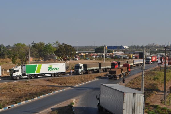 Caminhoneiros parados na saída para Rondonópolis