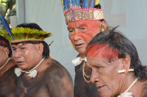 O cacique (segundo à direita) ladeado por outros índios da etnia Xavante durante a Cúpula dos Povos