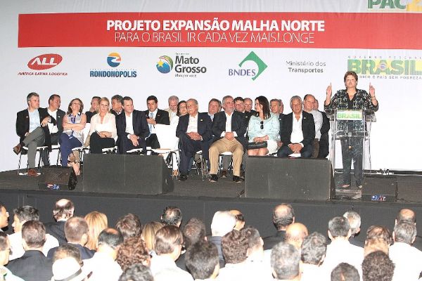 Dilma rasga elogios a Maggi, deixa explícita sua preferência e constrange Silval em Rondonópolis