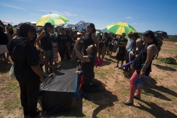 Desesperados, moradores de Suiá Missú tentam comover Dilma com protesto fúnebre  (veja fotos)