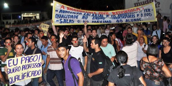 Alunos da turma de Engenharia Civil protestam em frente a faculdade por contratação de professores; ( fotos )