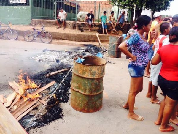Sem água há 45 dias, moradores montam 'barricadas' e protestam contra Cab Cuiabá