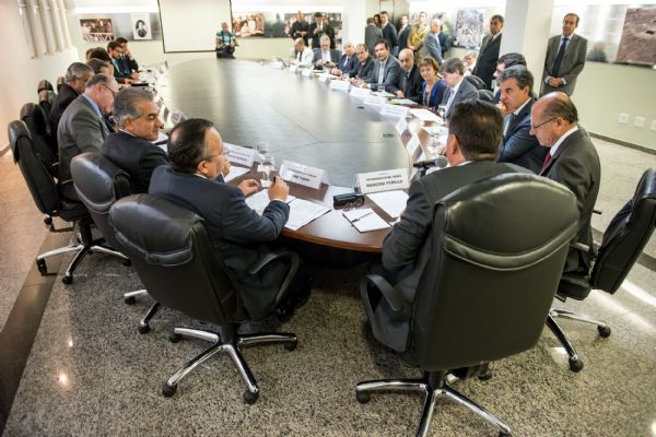 Pedro Taques com governadores, em Goiânia:  defesa da cobrança do recebimento dos recursos arrecadados com a  Cide, que incide sobre os combustíveis.