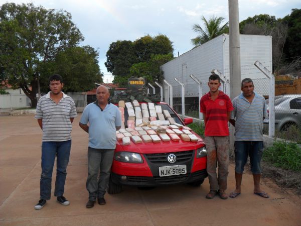 Quatro homens são presos com 55 quilos de pasta base de cocaína