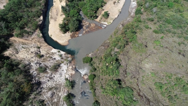 Dejetos de usina deixam rio em Jaciara com água escura e mau-cheiro;  veja fotos e vídeos 