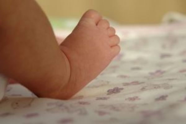 Beb de 9 meses morre engasgado com leite materno durante a noite