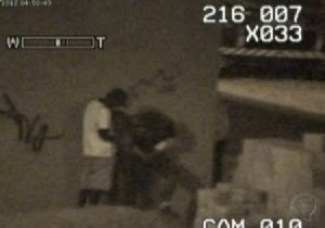 Polícia flagra jovem fazendo sexo com 5 homens para recuperar celular