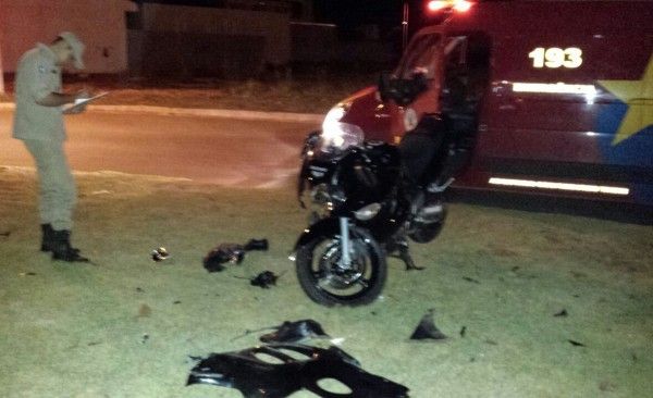 Moto Suzuki 750 cc bateu em rotatória e advogado foi arremessad contra o asfaltoo