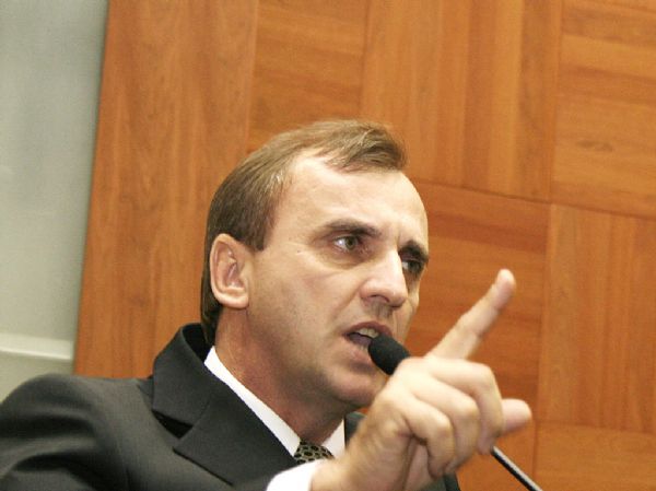 Dossiê de Brunetto acusa governo de ser incompetente e criminoso