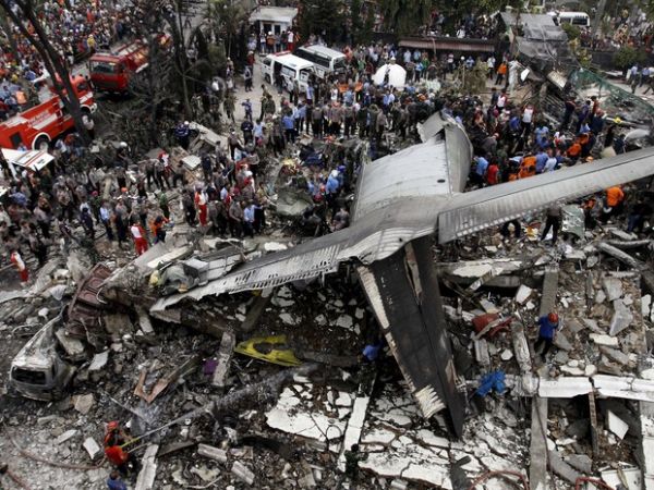 Avio militar cai na Indonsia e mata dezenas